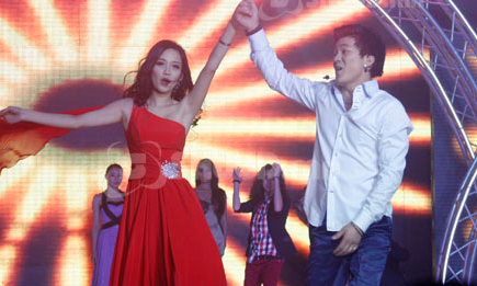 Б.Амархүүгийн хайртай бүсгүйтэйгээ хамтран дуулжээ